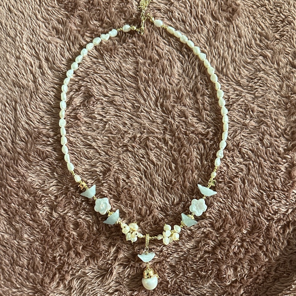 Elegant Pearl and Gold Necklace